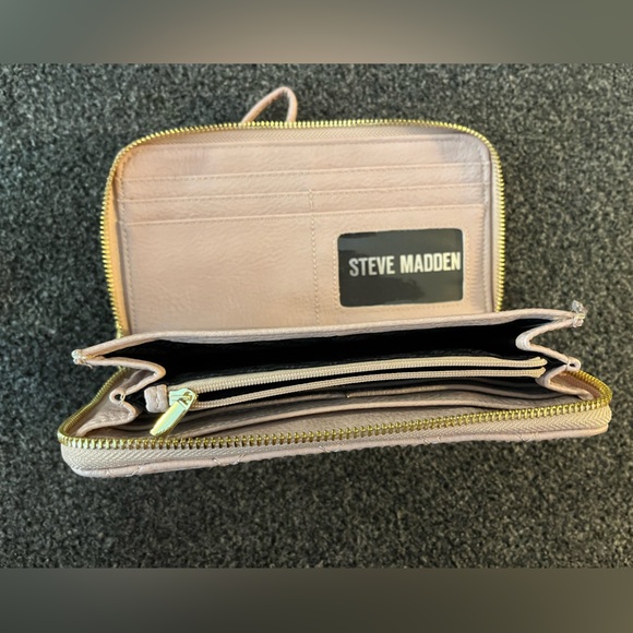 Steven Madden Wallet - Picture 2 of 2